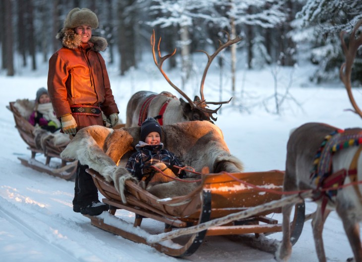 Bienvenue à la visite de la ferme de Santa Claus Reindeer dans le