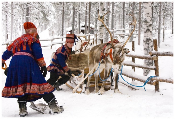 befana moglie di babbo natale foto prendersi cura delle renne di babbo natale nel befana moglie di babbo natale foto prendersi cura delle renne di babbo natale nel