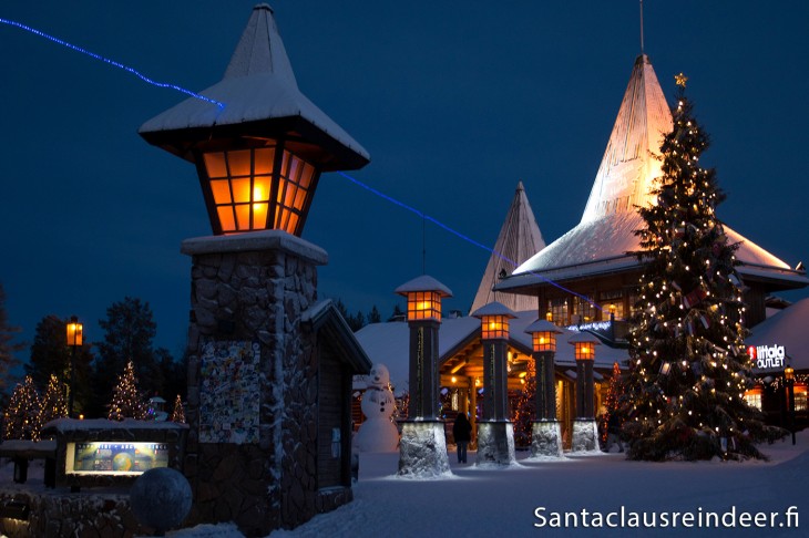 Lapponia Natale.Foto Circolo Polare Nel Villaggio Di Babbo Natale A Rovaniemi In Lapponia