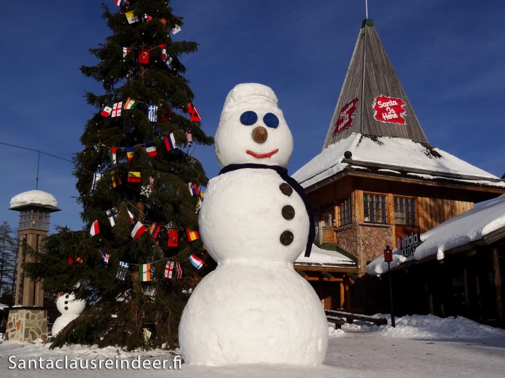 Lapponia Il Villaggio Di Babbo Natale.Pupazzo Di Neve Gigante Nel Villaggio Di Babbo Natale A Rovaniemi In Lapponia Santaclausreindeer Fi