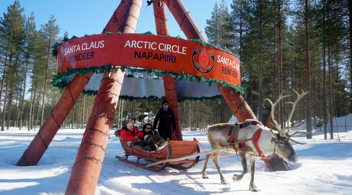 Visitar Villa de Papá Noel, Leponia Tu foto cruzando el Círculo Polar Ártico en Rovaniemi Laponia ...