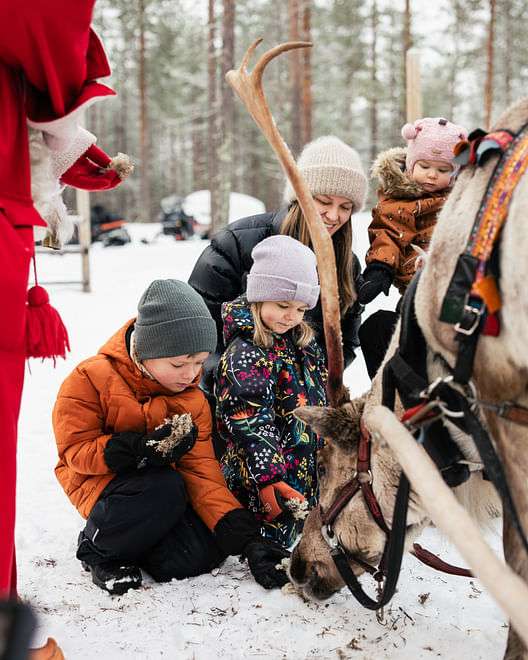 Santa Claus Reindeer - 10–15-minute reindeer ride – no booking - 02 (EN) Kids_are_playing_with_a_reindeer