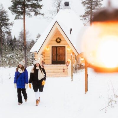 Area d’ingresso della kota della Fattoria delle Renne Taava in inverno, a Rovaniemi, in Lapponia, Finlandia